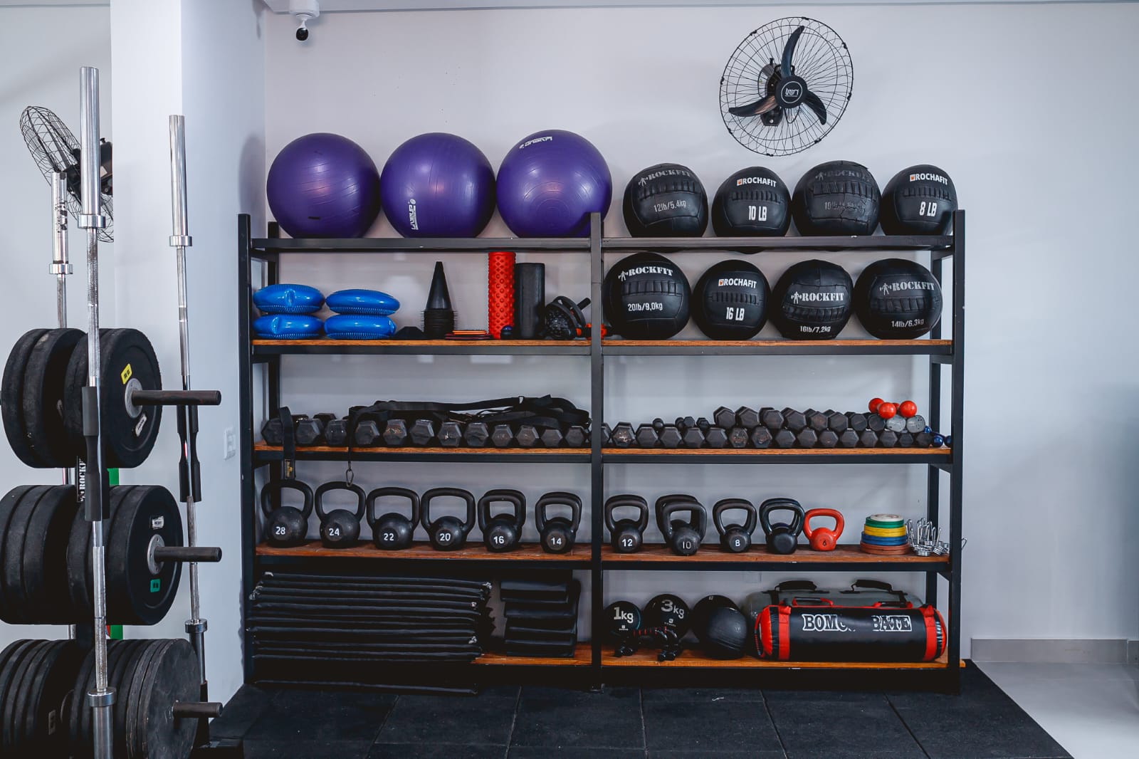 Kettlebells e bolas medicinais